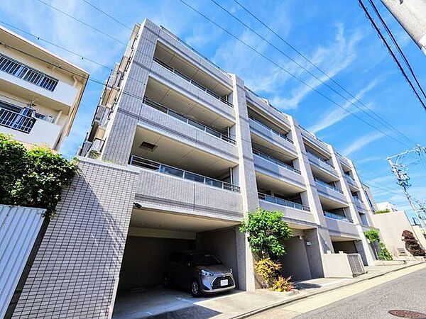 上質なデザインが落ち着きと高級感を与えます。安らぎに満ちた生活空間を予感させてくれます。