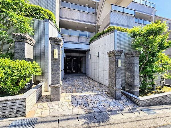 エントランスは、まさに顔となる場所。満ち足りたプライベートシーンへと誘う気品があります。