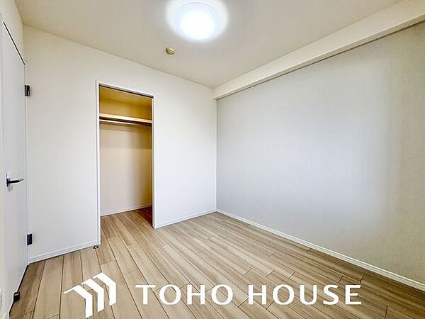 住まう方自身でカスタマイズして頂けるように「シンプル」にデザインされた室内。