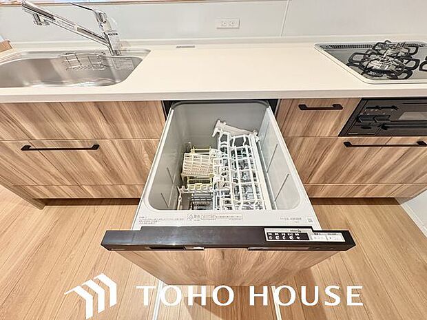 ビルトイン食洗機は作業台が広く使え、見た目もスッキリ。節水や節電も充実して家事の手助けをしてくれます。
