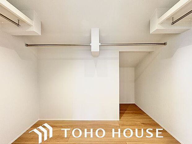 ウォークインクロゼットで満足の収納力。