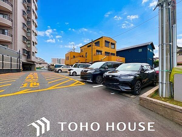 敷地内駐車場（空の加工を生成AIで行っています。）
