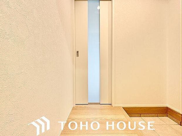 上質感漂うゆとりの広さの玄関スペース。安らぎに満ちた生活空間を予感させてくれます。