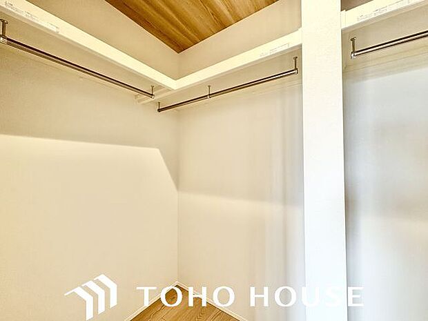 ウォークインクロゼットで満足の収納力。