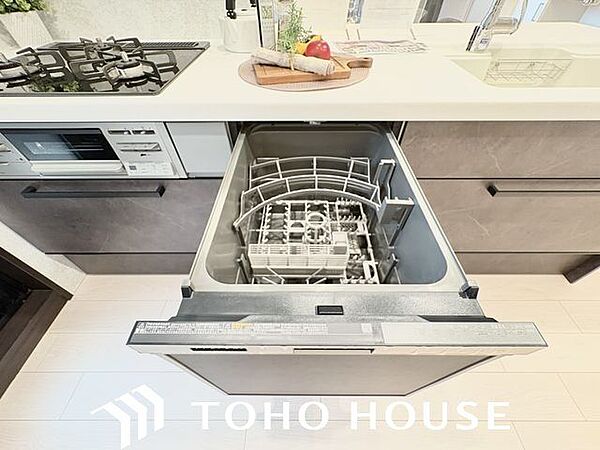 ビルトイン食洗機は作業台が広く使え、見た目もスッキリ。節水や節電も充実して家事の手助けをしてくれます。