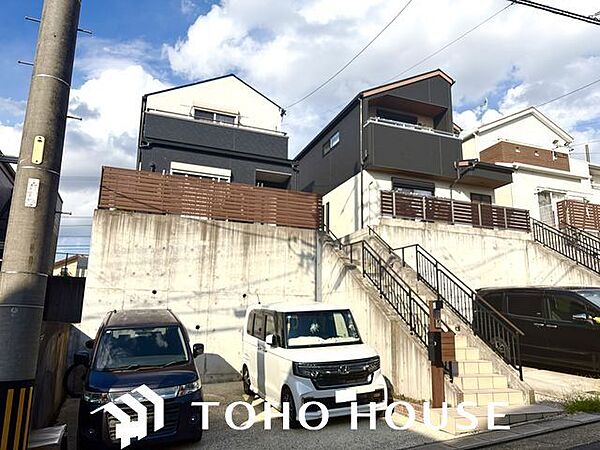 爽やかな青空の下に贅沢なほどに降り注ぐ陽光、豊かな居住性。クオリティが見事に調和した住空間。