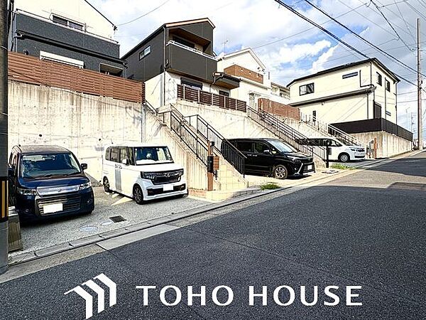 お住まい探しの中で是非チェックして頂きたいのが、前面道路の交通量と安全性、周辺の幹線道路の状況、抜け道等の状況です。毎日通る場所だからこそ、ご納得頂ける環境であってほしいと思います。