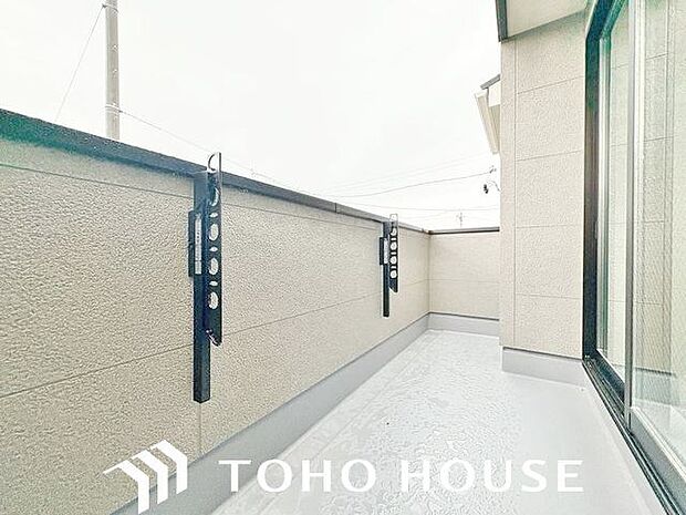 くつろぎの空間を演出するバルコニー。開放感と爽やかな風を感じていただけると思います。
