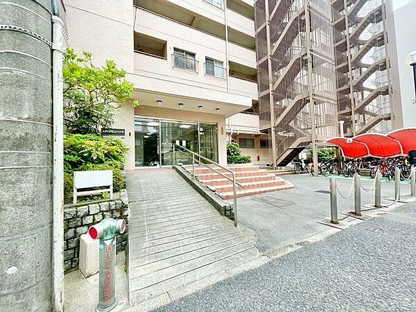帰宅されるご家族や、訪れる方を優しく迎える・安らぎに満ちた生活空間を予感させてくれます。