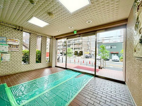 外と内をつなぐエントランスは、まさに顔となる場所。シンプルながらも上質な空間を作り出します。