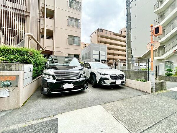 敷地内駐車場。