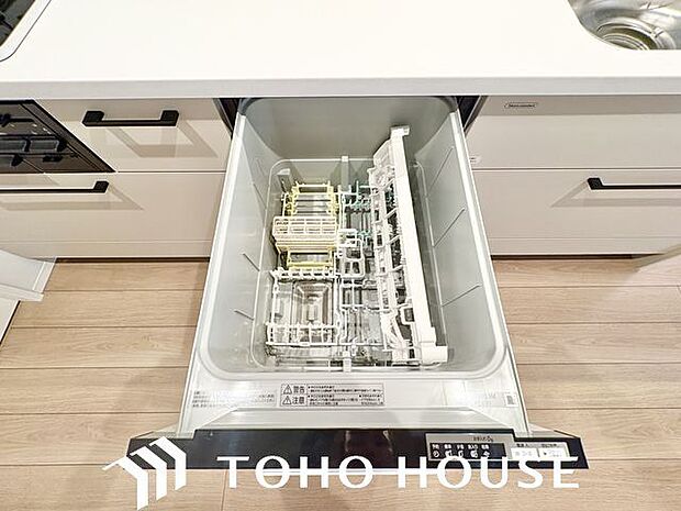 ビルトイン食洗機は作業台が広く使え、見た目もスッキリ。節水や節電も充実して家事の手助けをしてくれます。