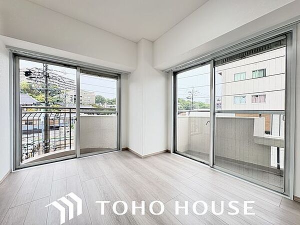 大きな窓からたっぷりと陽光が注がれる明るい空間。一日の疲れを癒してくれる洋室。時を忘れて過ごす空間。