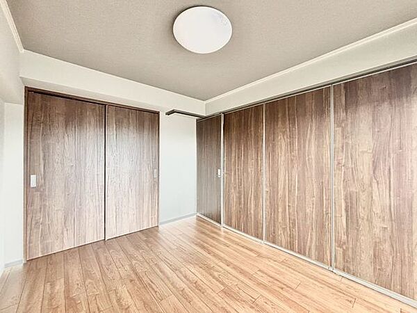 過ぎ行く時間をゆったりと感じることができる落ち着いたお部屋。プライベートな時間を満喫できます。