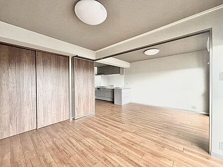 南側洋室との間にある折り畳み扉を開けて2LDKとしても使用可能です。