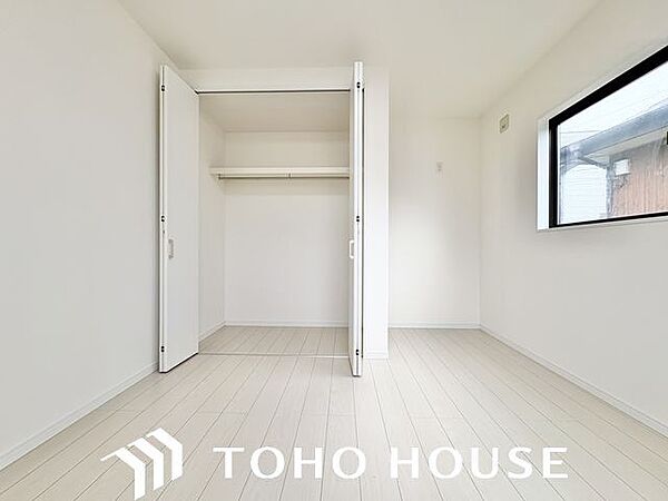 スーツやドレス、ロングコートなどの衣類はもちろん、季節の生活用品やスーツケースもしっかり収納できます。