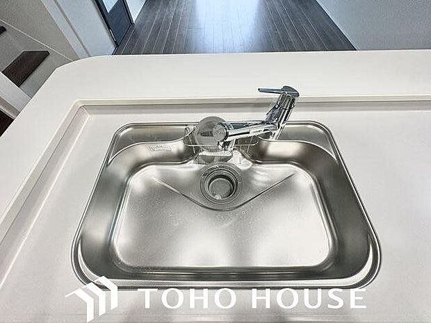 調理器具や食器類もゆったり洗えるシンクが嬉しいですね。