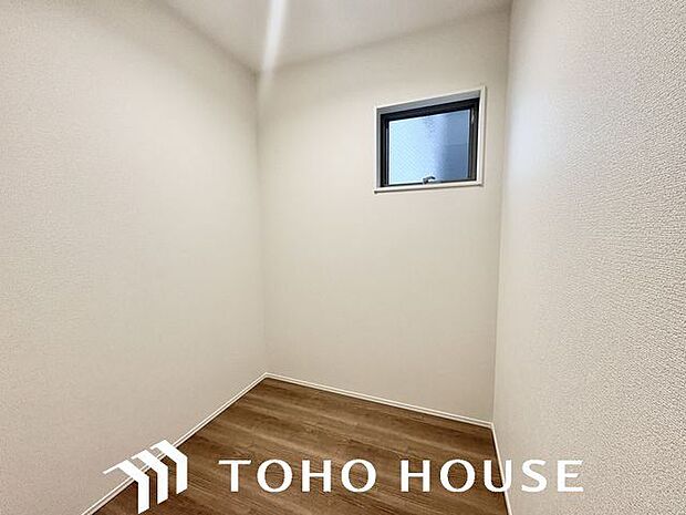 住まう方自身でカスタマイズして頂けるように「シンプル」にデザインされた室内。