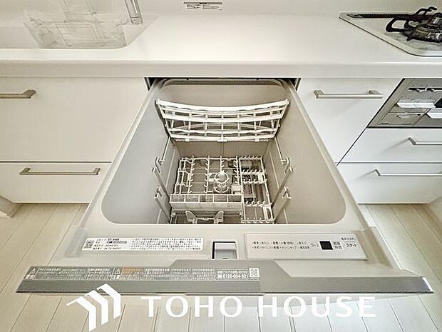 ビルトイン食洗機は作業台が広く使え、見た目もスッキリ。節水や節電も充実して家事の手助けをしてくれます。