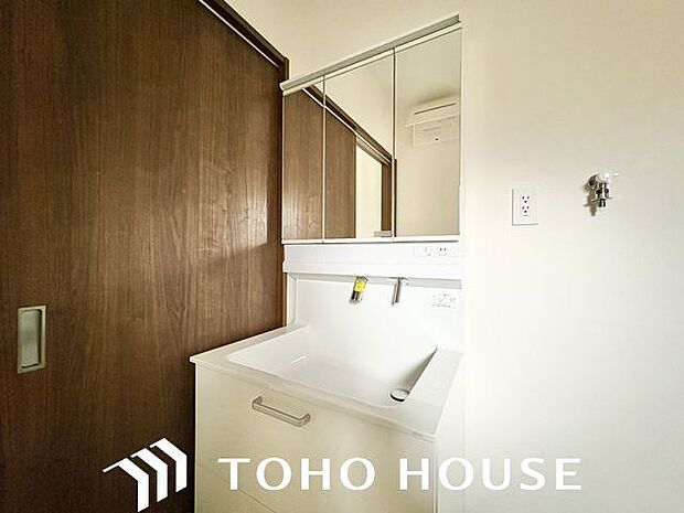 清潔感のある色合いのプライベート空間は、身だしなみチェックや肌のお手入れに最適です。