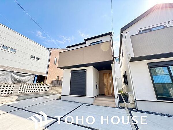 一日のはじまり、一日の終わり、お住まいは変わらずご家族を見守り、受け入れてくれます。（空の加工を生成AIで行っています。）