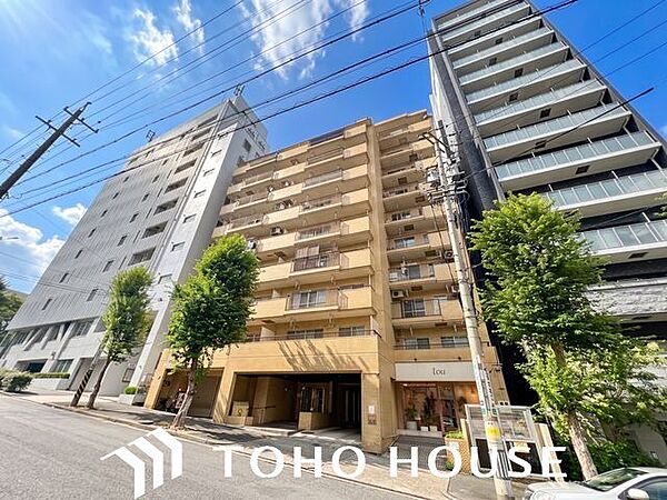 住む人がいつまでも心地良さを感じ続けられる多様な住空間を創造します。 （空の加工を生成AIで行っています。）