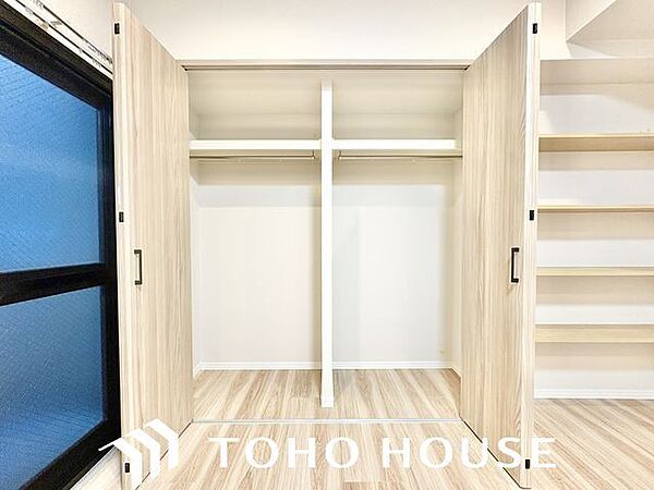 無駄を省き有効に活用した収納スペース。棚も設置して便利な収納に。毎日使う掃除機やお掃除グッズ、お洗濯グッズはここに。