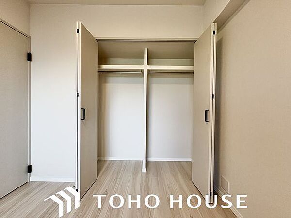 スーツやドレス、ロングコートなどの衣類はもちろん、季節の生活用品やスーツケースもしっかり収納できます。