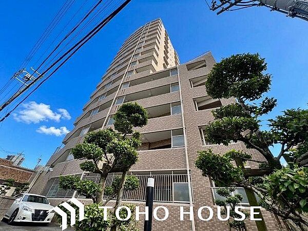 住む人がいつまでも心地良さを感じ続けられる多様な住空間を創造します。 （空の加工を生成AIで行っています。）