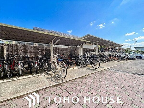 敷地内駐輪場（空の加工を生成AIで行っています。）