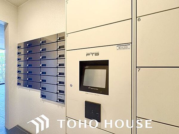 お仕事やお出かけで荷物が受け取れない時も大変便利な宅配ボックス完備。