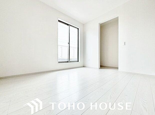 大きな窓からたっぷりと陽光が注がれる明るい空間。時を忘れて過ごす場所として過ごせるお部屋。