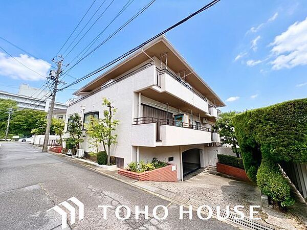 爽やかな青空の下に贅沢なほどに降り注ぐ陽光、豊かな居住性。クオリティが見事に調和した住空間。（空の加工を生成AIで行っています。）