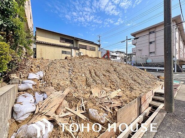 穏やかな住環境と充実の生活利便性を備えたこの地で誇りに思える住まいを実現。(空の加工を生成AIで行っています。)