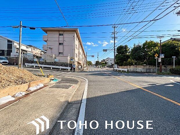 お住まい探しの中で是非チェックして頂きたいのが、前面道路の交通量と安全性です。(空の加工を生成AIで行っています。)