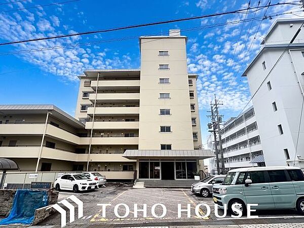 爽やかな青空の下に贅沢なほどに降り注ぐ陽光、豊かな居住性。クオリティが見事に調和した住空間。（空の加工を生成AIで行っています。）