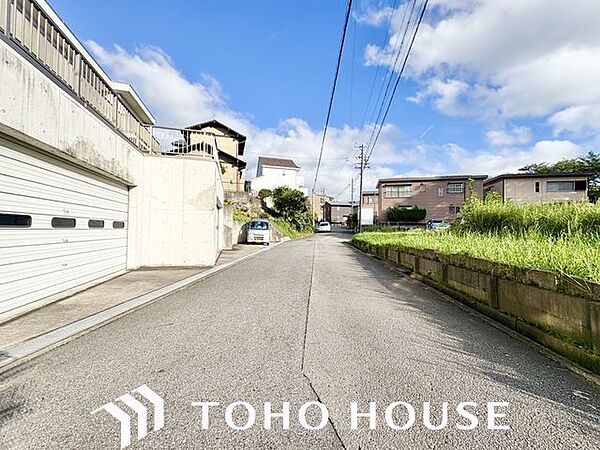 お住まい探しの中で是非チェックして頂きたいのが、前面道路の交通量と安全性、周辺の幹線道路の状況、抜け道等の状況です。毎日通る場所だからこそ、ご納得頂ける環境であってほしいと思います。