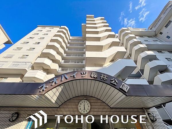 スタイリッシュなマンション名プレートは上質な住空間へ導きます。訪れるたび帰るたびに優しくおもてなし。（空の加工を生成AIで行っています。）