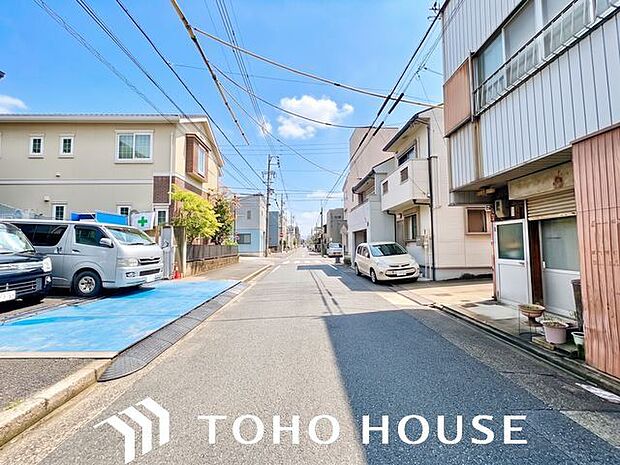 面道路は幅員約8.1m。駐車はもちろんお子様がいらっしゃるご家庭は通学も安心です。 (生成AIで加工を行っています。)
