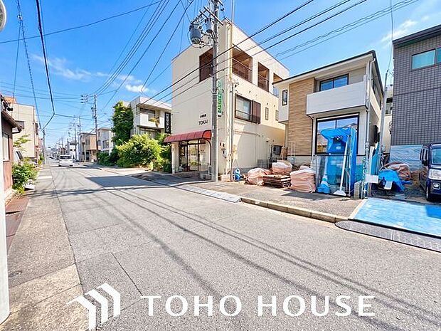 お住まい探しの中で是非チェックして頂きたいのが、前面道路の交通量と安全性、周辺の幹線道路の状況、抜け道等の状況です。(生成AIで加工を行っています。)