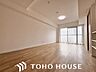 室内：お気に入りのこの場所。いつもと変わらない週末のひととき。なんでもない朝の会話さえもとっておきの時間。
