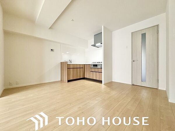 ナチュラルな木目調の床から木のぬくもりを感じられる9.5帖のリビングルーム。
