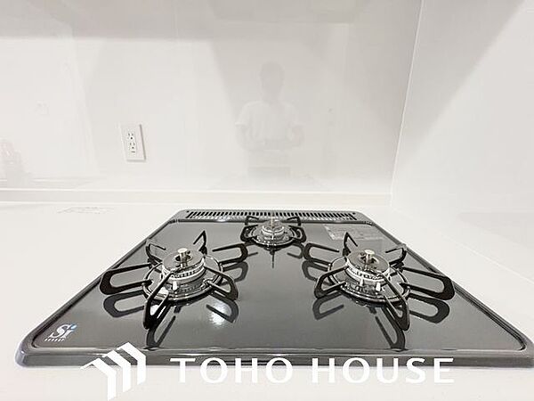 忙しいときでも一度にたくさんの料理が作れる3口コンロ。使い勝手の良さを考えました。