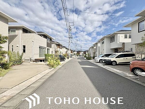 前面道路は幅員約6ｍ。駐車はもちろんお子様がいらっしゃるご家庭は通学も安心です。