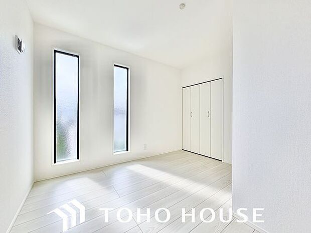 居心地のいい暮らしには欠かせない眩い採光。窓からこの空間に降り注ぐ採光が絶えません。