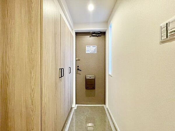 玄関ドアを開けると、リノベーションされ生まれ変わった室内がお出迎え。