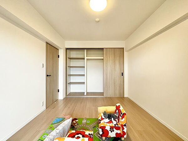 棚やハンガーパイプが付いた使いやすい設計。ワードローブをスッキリ収納できます。