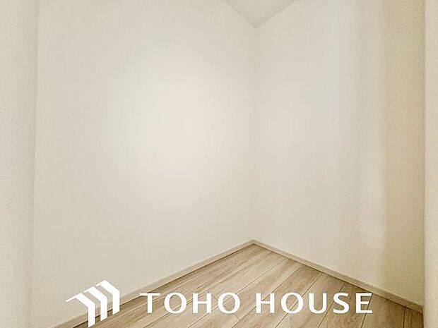 大容量収納可能なウォークインクローゼットはシーズンオフの服や普段使わない物をたくさん収納できます。