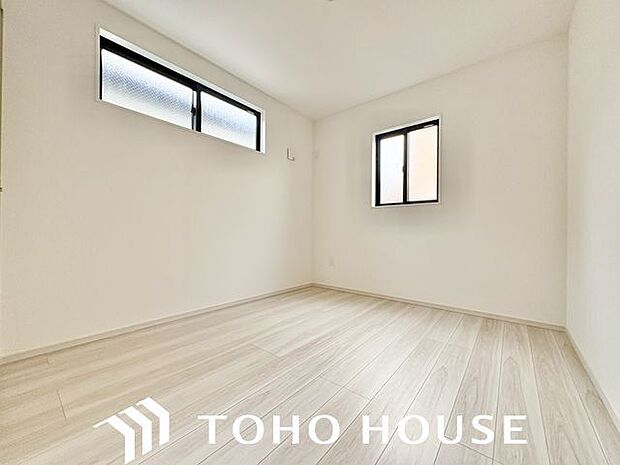 住まう方自身でカスタマイズして頂けるように「シンプル」にデザインされた室内。