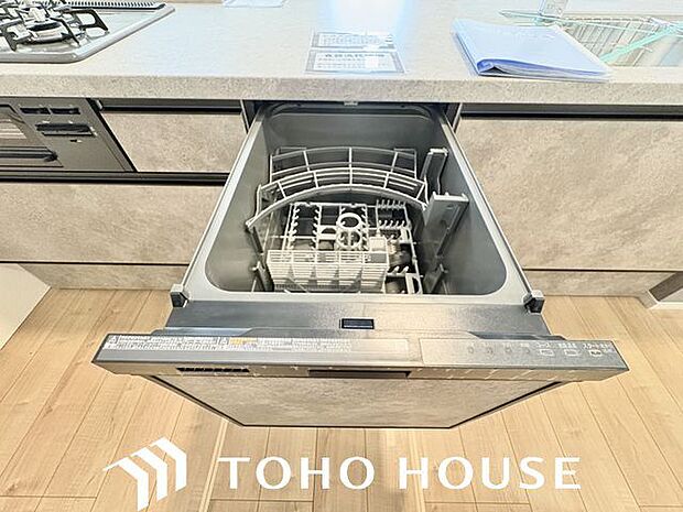 ビルトイン食洗機は作業台が広く使え、見た目もスッキリ。節水や節電も充実して家事の手助けをしてくれます。